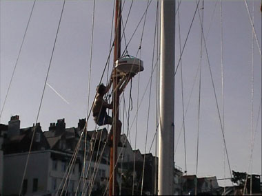 Stein Olav er hyt i masten og monterer radarantennen