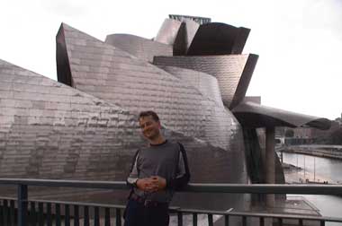Stein Olav foran det bermte Guggenheim museet