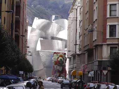 Utsikten til museet nr man kommer gende i Bilbao